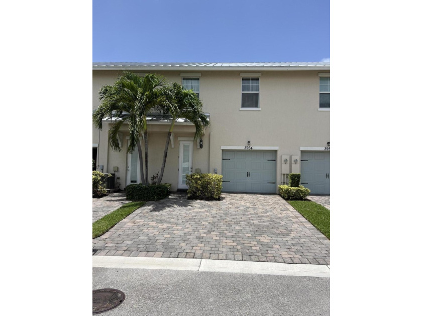 Welcome to this charming 3-bedroom, 2.5-bathroom townhouse - photo 2
