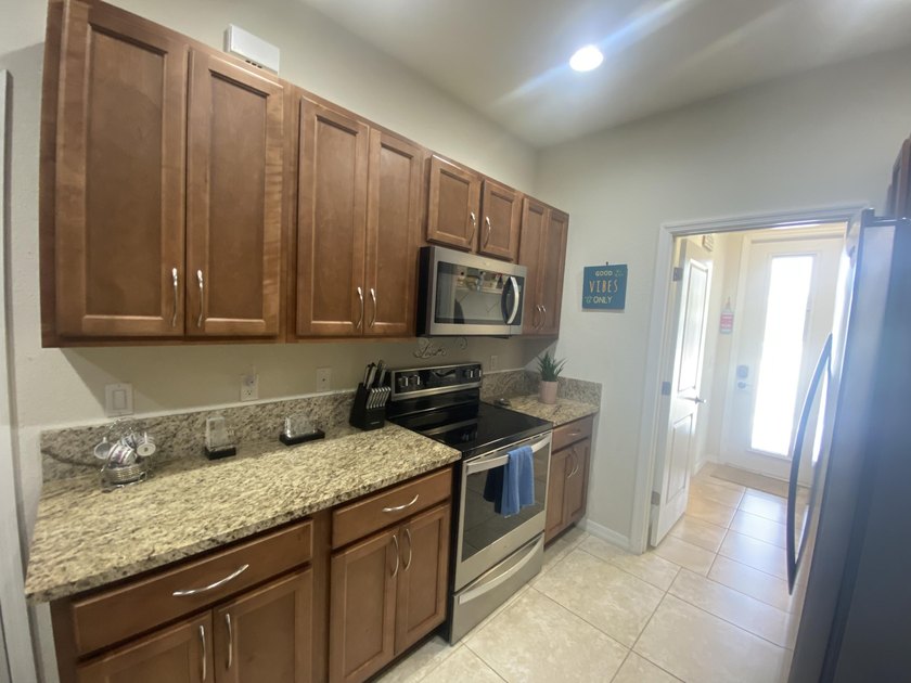 Welcome to this charming 3-bedroom, 2.5-bathroom townhouse - photo 4