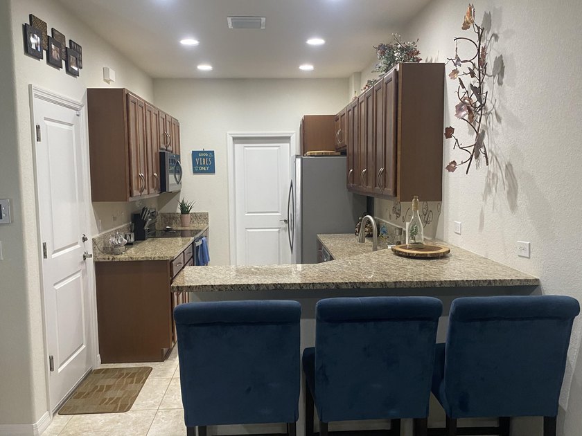 Welcome to this charming 3-bedroom, 2.5-bathroom townhouse - photo 5