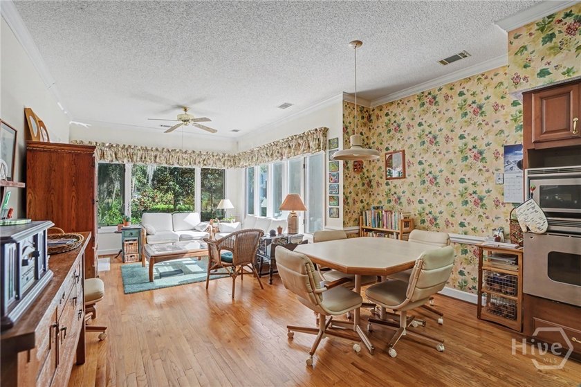 Charming patio home all on one story. Central location, close to - photo 3