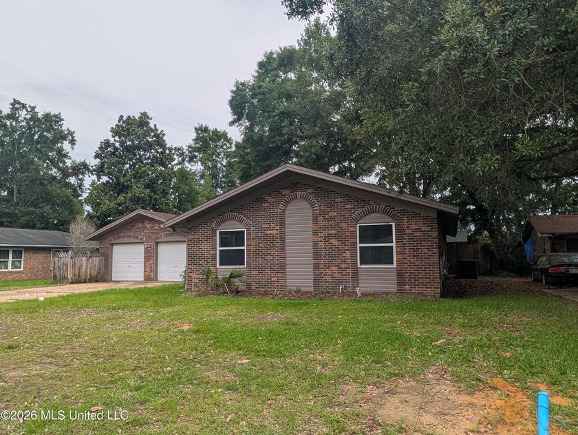 Summer is the perfect time to make your move, and this all-brick - photo 2