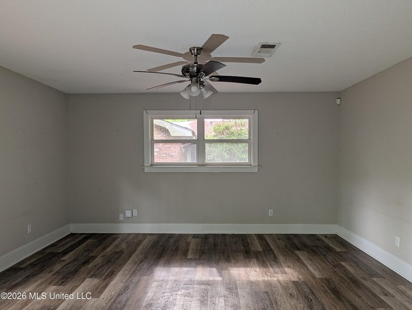 Summer is the perfect time to make your move, and this all-brick - photo 5