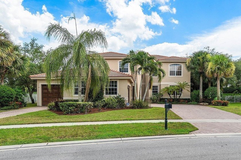 Welcome to this beautifully maintained 5-bedroom, 3-bath pool - photo 2