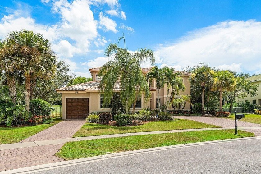 Welcome to this beautifully maintained 5-bedroom, 3-bath pool - photo 3