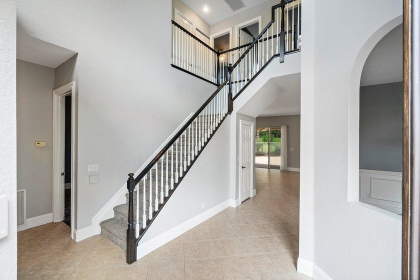 Welcome to this beautifully maintained 5-bedroom, 3-bath pool - photo 6