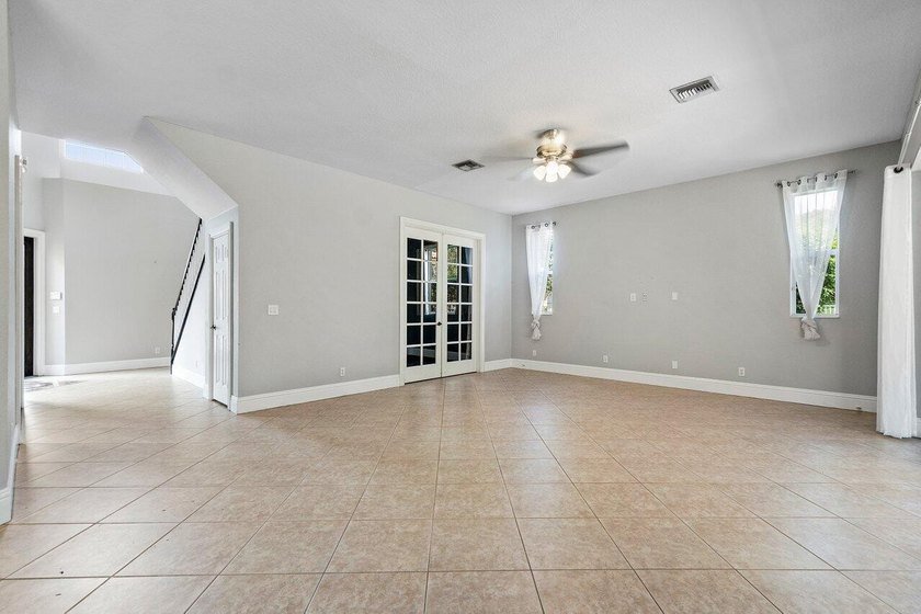 Welcome to this beautifully maintained 5-bedroom, 3-bath pool - photo 9
