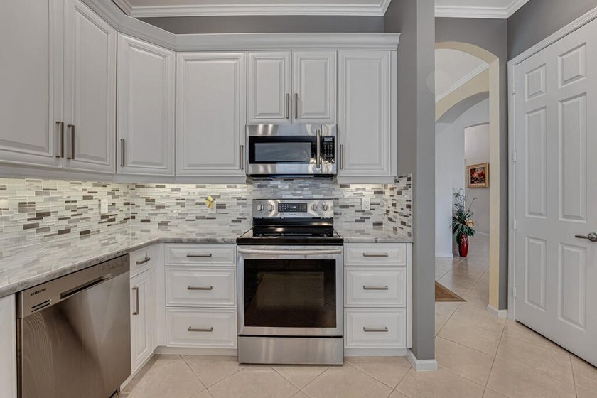 Welcome to this exceptional 3 bedroom, 3-bathroom plus - photo 6