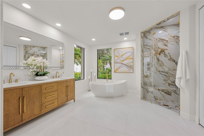 Prime lakefront, within an exclusive gated enclave of 17 custom - photo 6