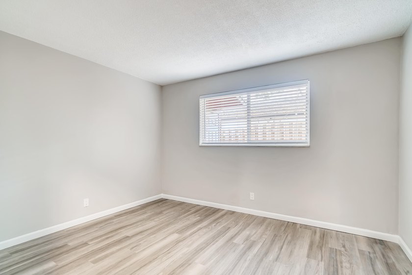 Excellent duplex opportunity in the heart of Middle River - photo 9
