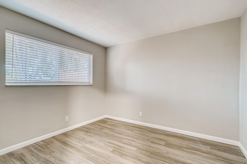 Excellent duplex opportunity in the heart of Middle River - photo 10