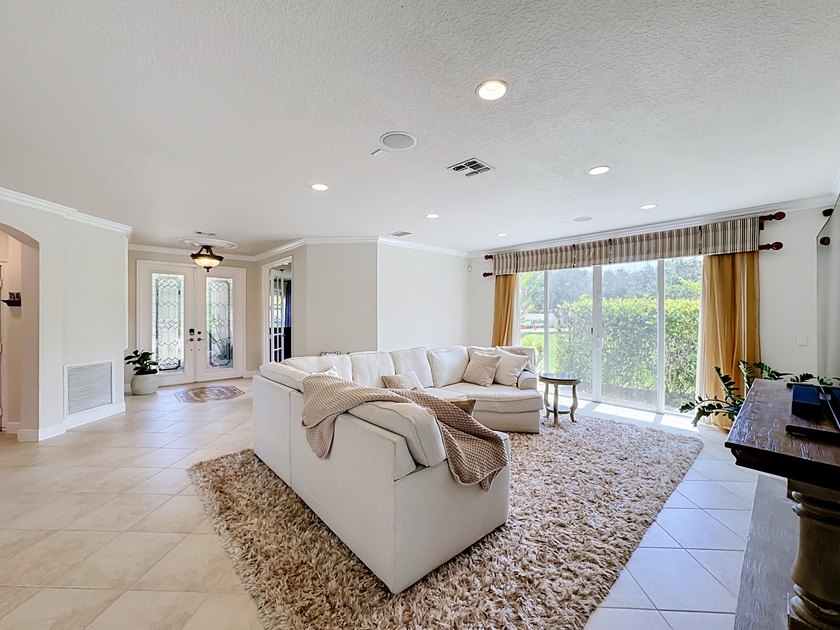 Spectacular, former model, POOL home in the exclusive community - photo 11