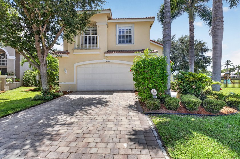 Located in a Cul de sac on an oversized pie shaped lot with a - photo 2