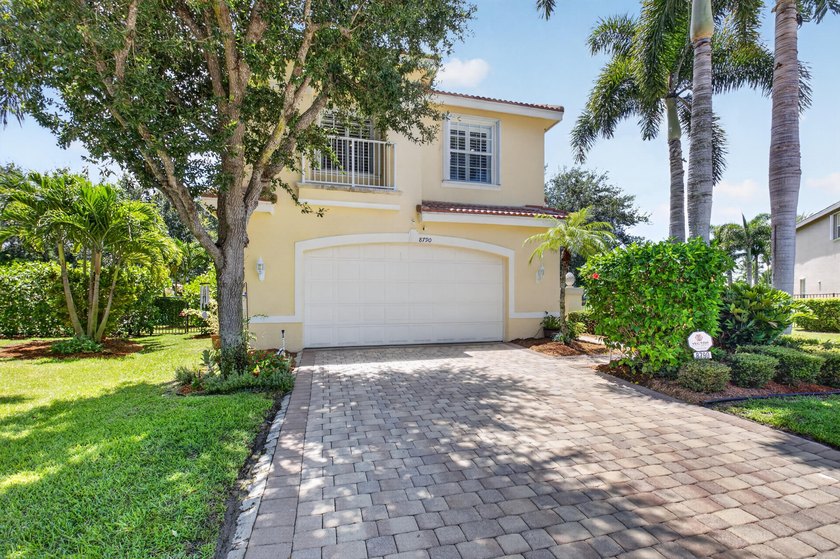 Located in a Cul de sac on an oversized pie shaped lot with a - photo 3