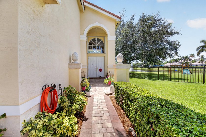 Located in a Cul de sac on an oversized pie shaped lot with a - photo 4