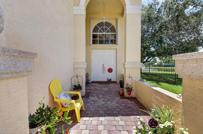 Located in a Cul de sac on an oversized pie shaped lot with a - photo 5
