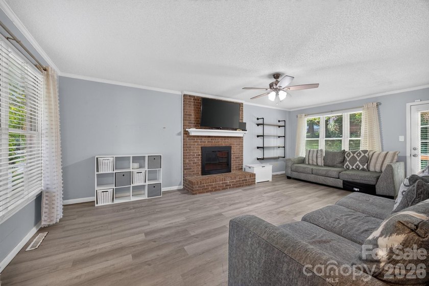 3 Bedrooms 2.5 Baths, 2 Car Garage, Excellent Neighborhood. Dual - photo 29