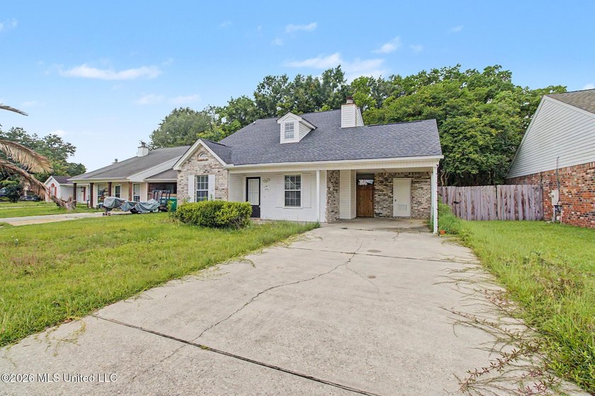 Welcome to this precious 3-bedroom, 2-bathrooms starter home - photo 3