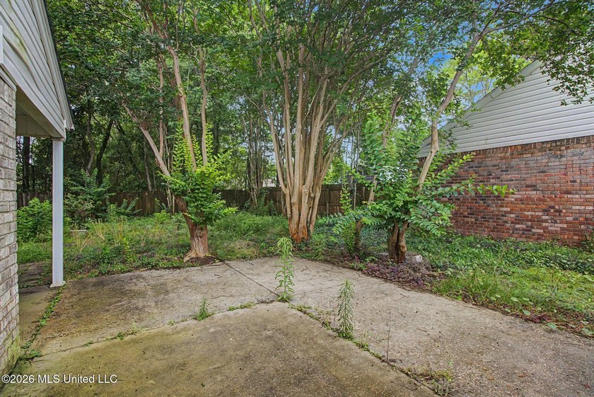 Welcome to this precious 3-bedroom, 2-bathrooms starter home - photo 6