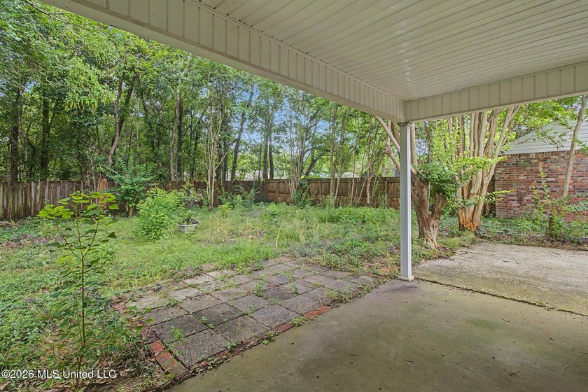 Welcome to this precious 3-bedroom, 2-bathrooms starter home - photo 8