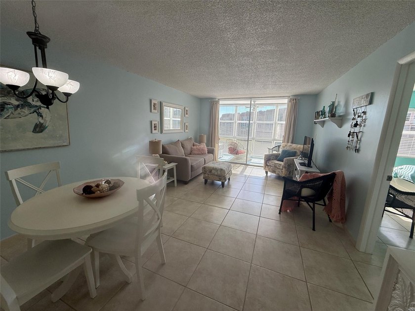 Beautiful condo 1 bedroom, 1.5 bath. Move in ready come totally - photo 3
