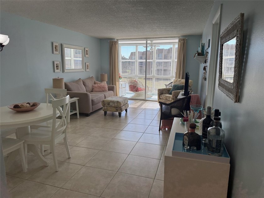 Beautiful condo 1 bedroom, 1.5 bath. Move in ready come totally - photo 4