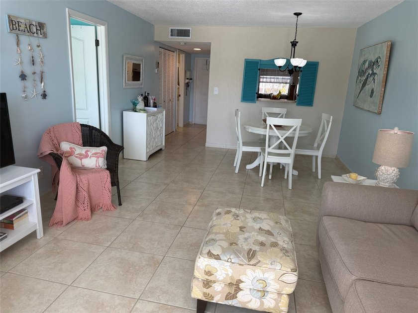 Beautiful condo 1 bedroom, 1.5 bath. Move in ready come totally - photo 5