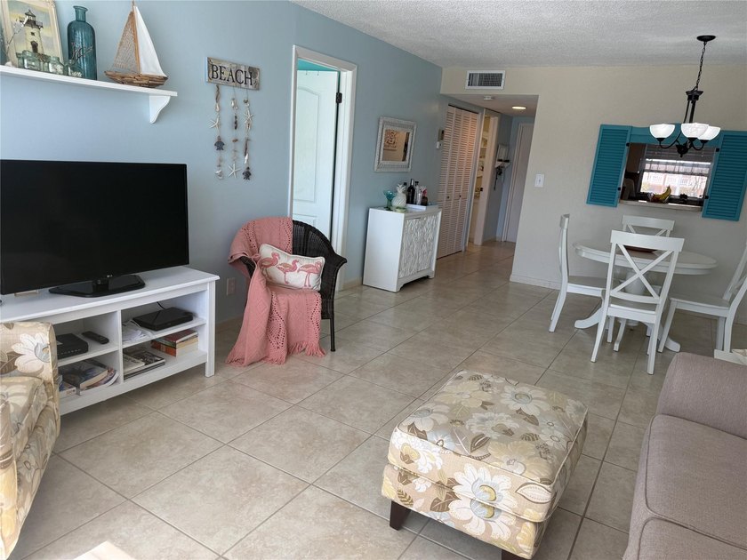 Beautiful condo 1 bedroom, 1.5 bath. Move in ready come totally - photo 6