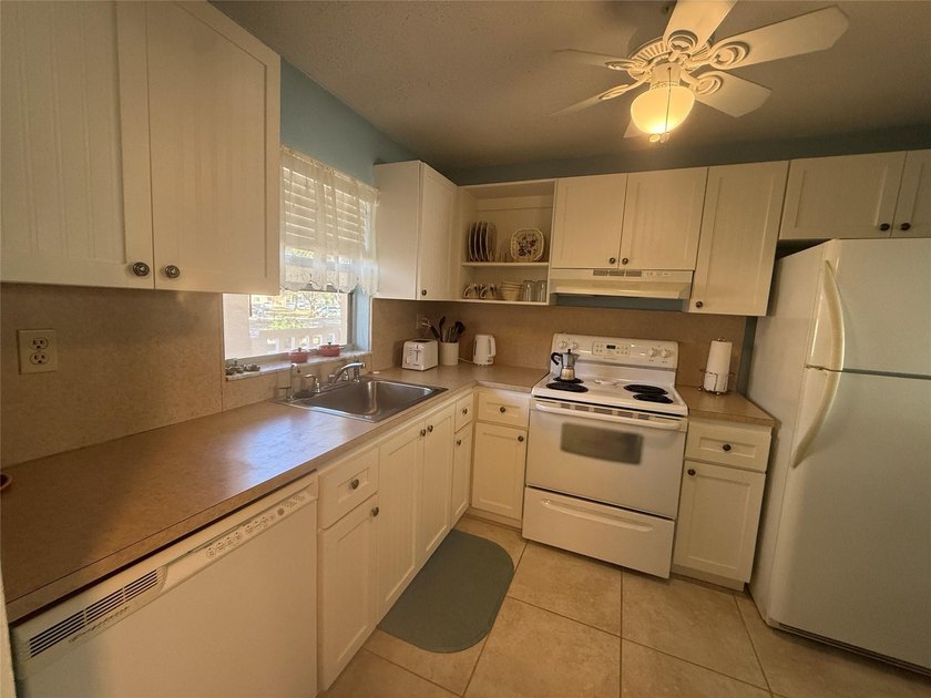 Beautiful condo 1 bedroom, 1.5 bath. Move in ready come totally - photo 8