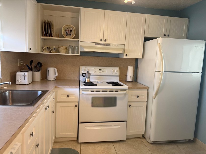 Beautiful condo 1 bedroom, 1.5 bath. Move in ready come totally - photo 10
