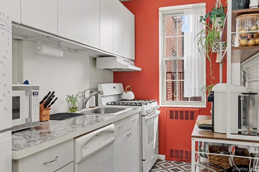 Bright and welcoming, this spacious Fleetwood Park residence - photo 11