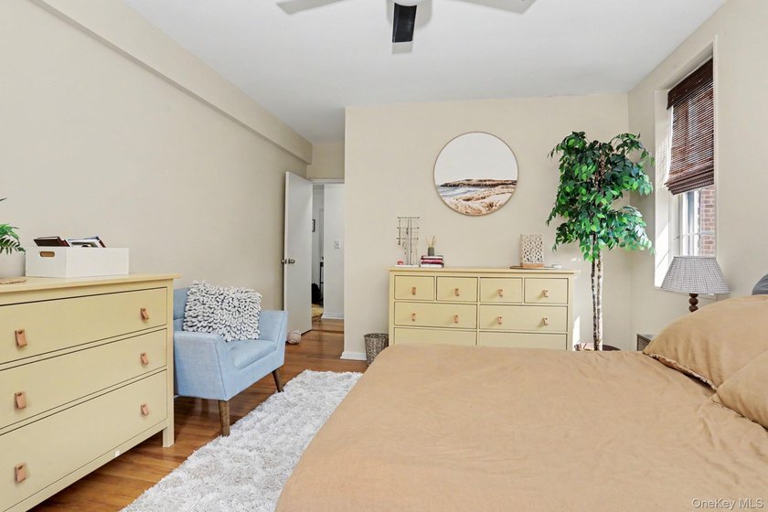 Bright and welcoming, this spacious Fleetwood Park residence - photo 15