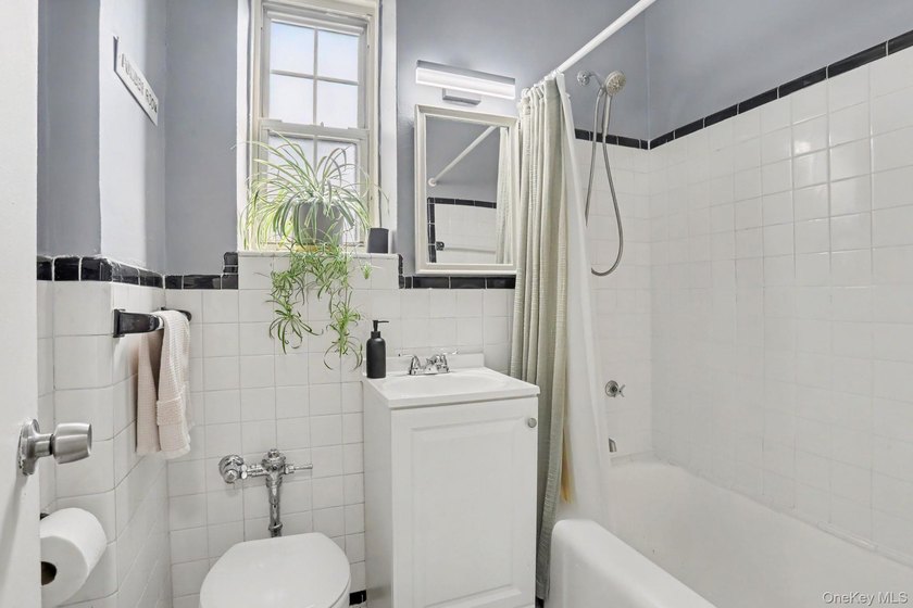 Bright and welcoming, this spacious Fleetwood Park residence - photo 17