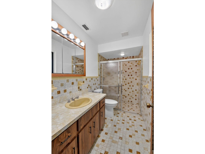 Perfect gathering home! Designed for both entertaining and - photo 16