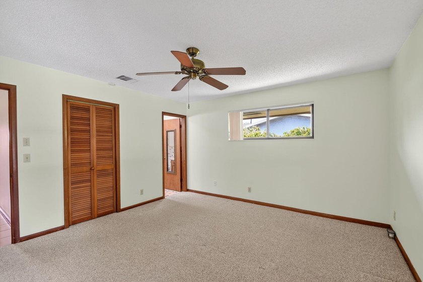 Perfect gathering home! Designed for both entertaining and - photo 18