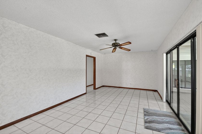 Perfect gathering home! Designed for both entertaining and - photo 21