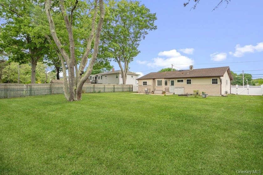 New To Market! Charming Walkway to 3 Bedroom Ranch with Nice - photo 22
