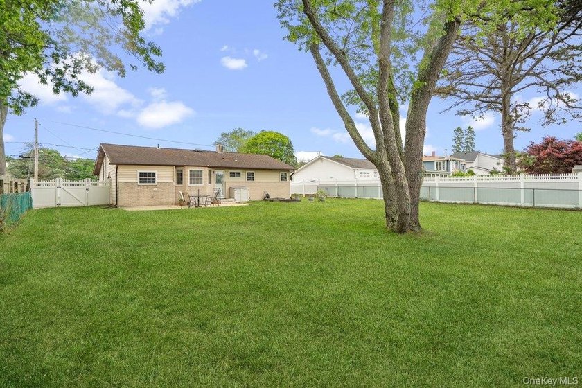 New To Market! Charming Walkway to 3 Bedroom Ranch with Nice - photo 23