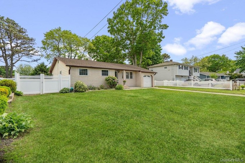 New To Market! Charming Walkway to 3 Bedroom Ranch with Nice - photo 24