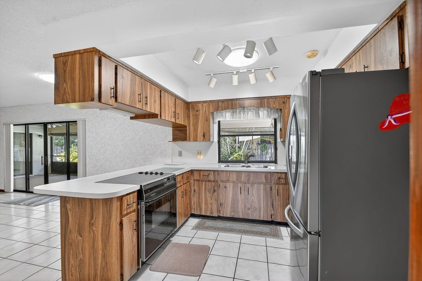 Perfect gathering home! Designed for both entertaining and - photo 25