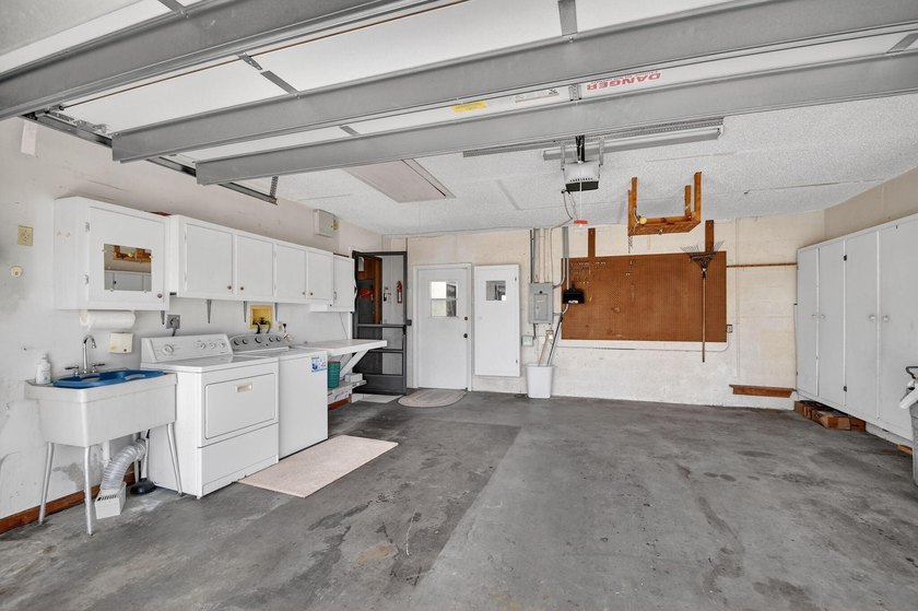 Perfect gathering home! Designed for both entertaining and - photo 32