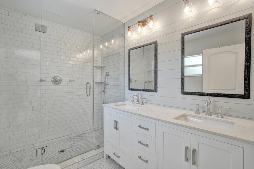 Welcome to this spacious single-story updated home on a corner - photo 32