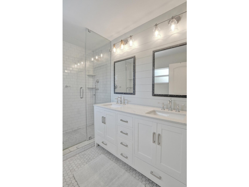 Welcome to this spacious single-story updated home on a corner - photo 33