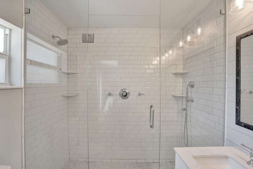 Welcome to this spacious single-story updated home on a corner - photo 34