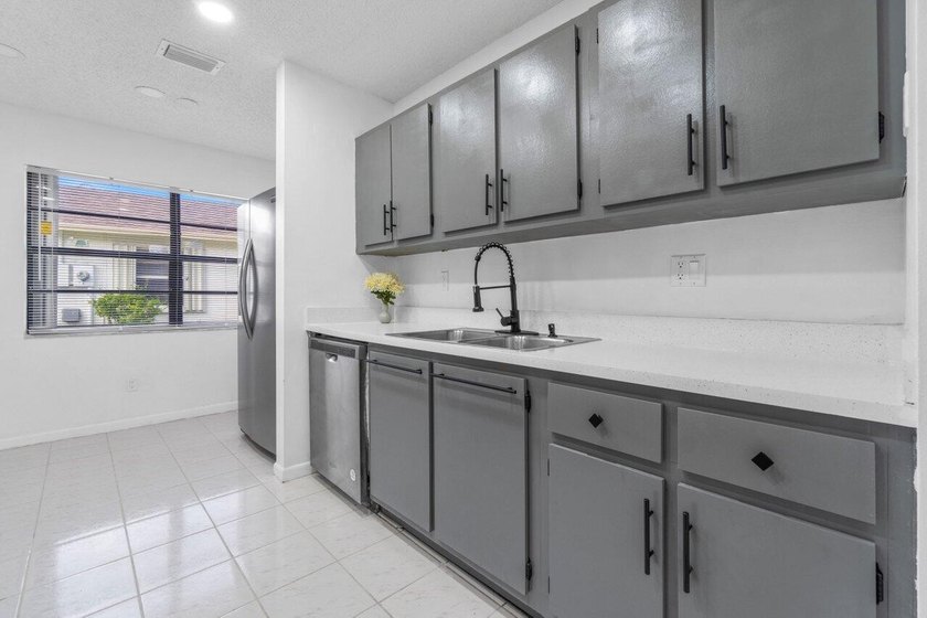 A perfect blend of comfort &amp; style beautifully maintained - photo 7