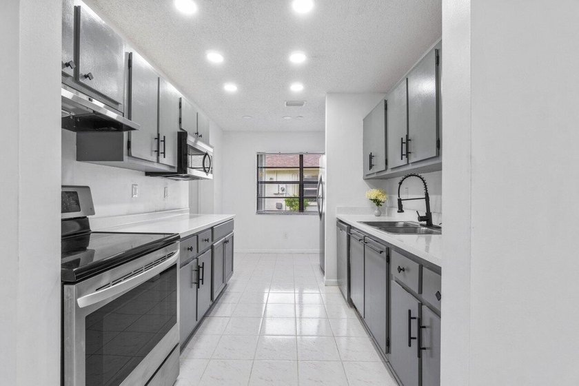 A perfect blend of comfort &amp; style beautifully maintained - photo 8