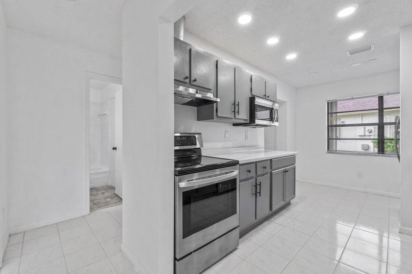 A perfect blend of comfort &amp; style beautifully maintained - photo 9