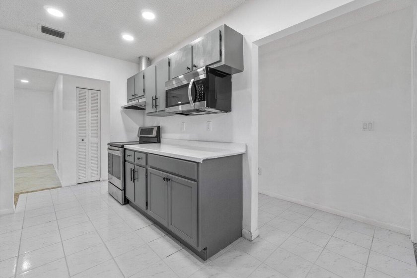 A perfect blend of comfort &amp; style beautifully maintained - photo 10