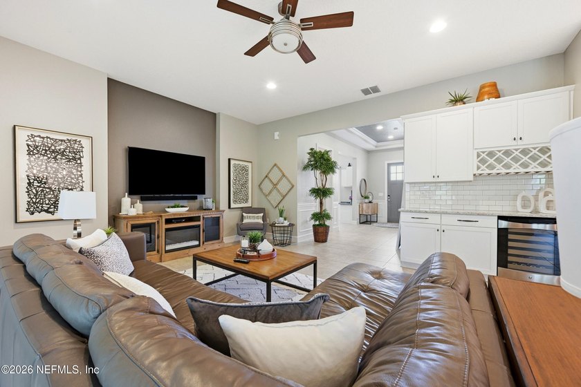 Welcome home to this beautifully maintained 3-bedroom - photo 9