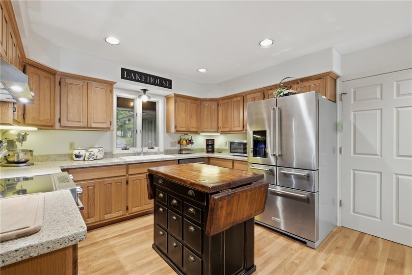 Discover an exceptional single-family residence in the quiet and - photo 20