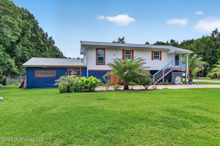uTucked away on three beautifully landscaped lots, this - photo 3